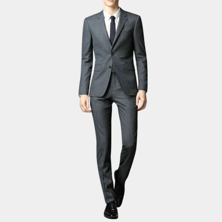 Grijs herenpak met slanke pasvorm, witte overhemd en zwarte stropdas. Perfect voor zakelijke gelegenheden. Elegante en moderne uitstraling.