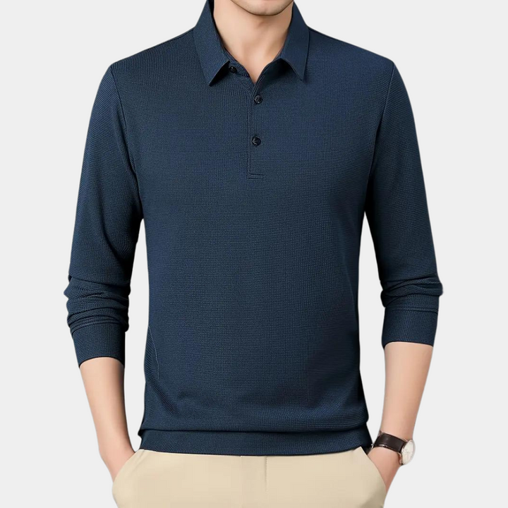 Donkerblauwe herenpolo met lange mouwen, knoopsluiting en klassieke kraag. Stijlvolle casual outfit, ideaal voor dagelijks gebruik.