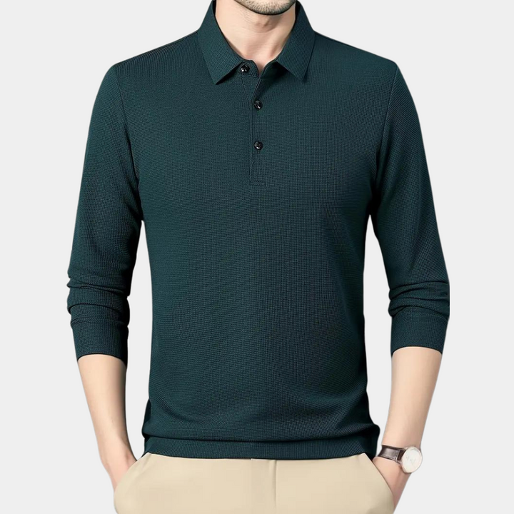 Donkergroene herenpolo met lange mouwen, knoopsluiting en klassieke kraag. Stijlvolle casual outfit, perfect voor elke gelegenheid.