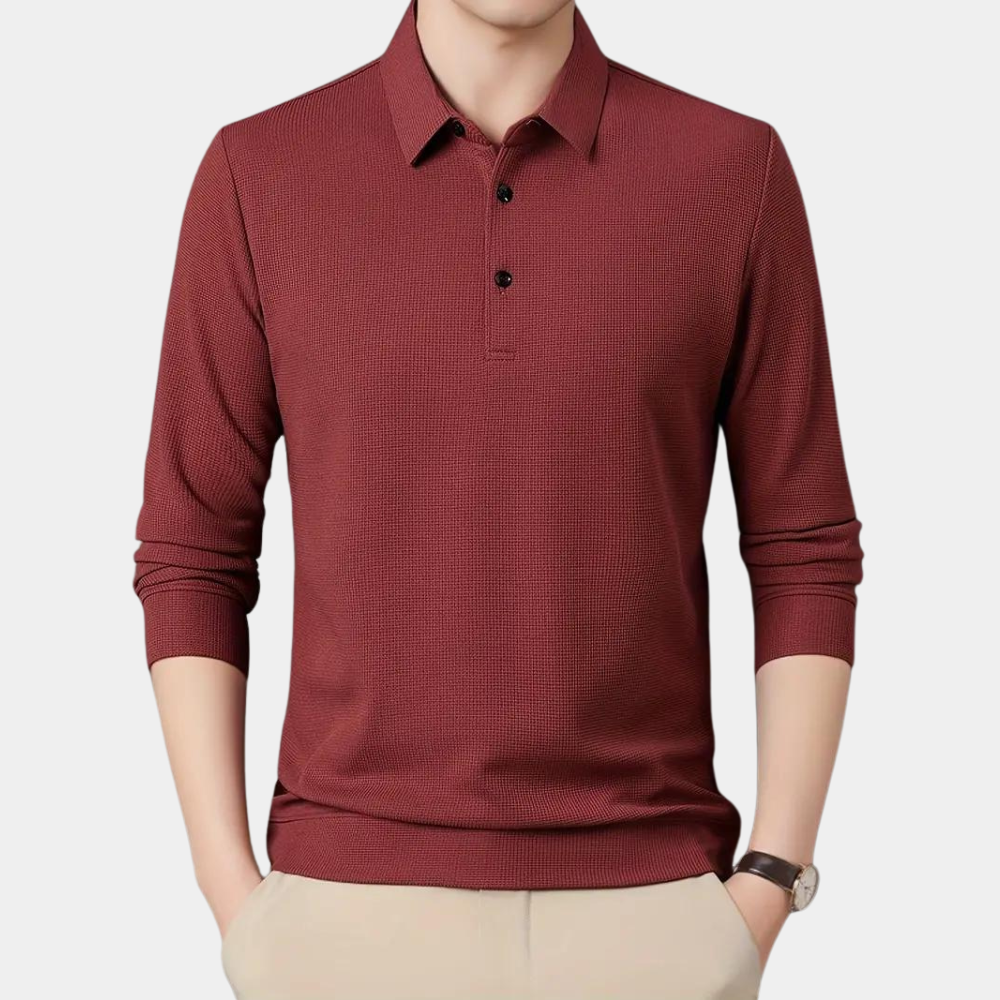 Rode herentrui met lange mouwen, polokraag en knoopsluiting, gedragen door een model. Stijlvolle casual kleding voor heren.