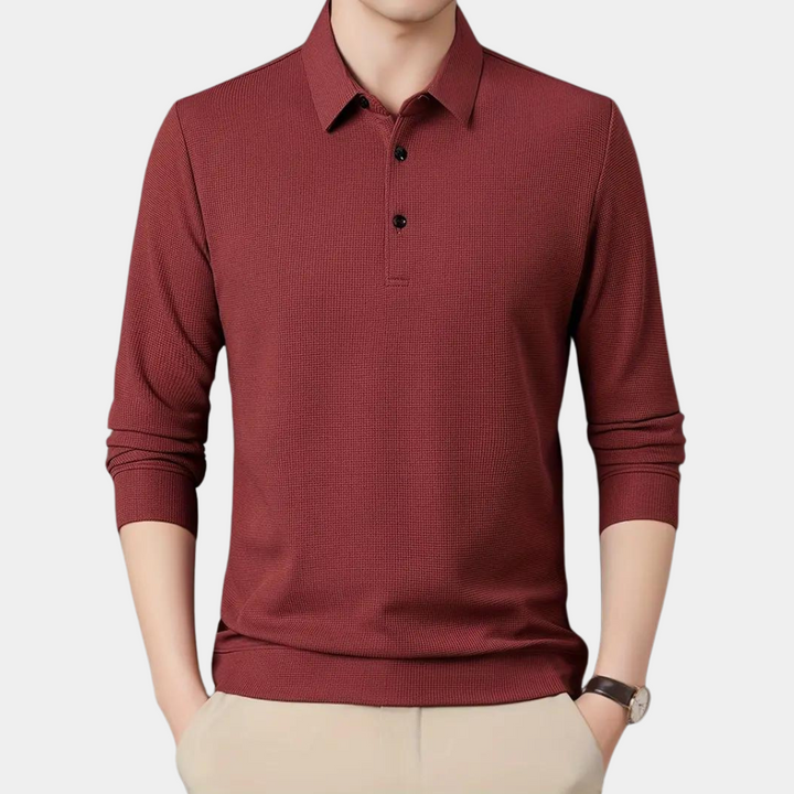 Rode herentrui met lange mouwen, polokraag en knoopsluiting, gedragen door een model. Stijlvolle casual kleding voor heren.