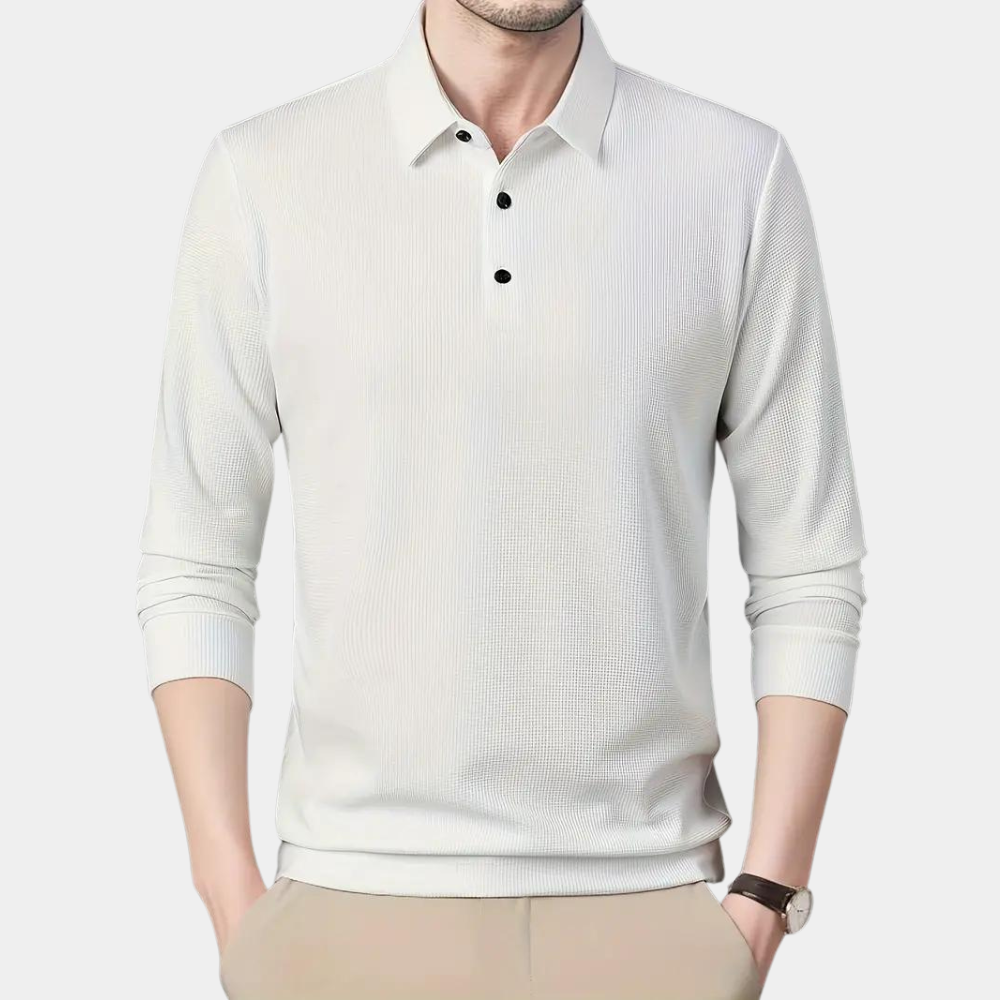 Witte herenpolo met lange mouwen, klassieke kraag en drie zwarte knopen. Stijlvolle casual outfit, ideaal voor lente- en herfstmode.