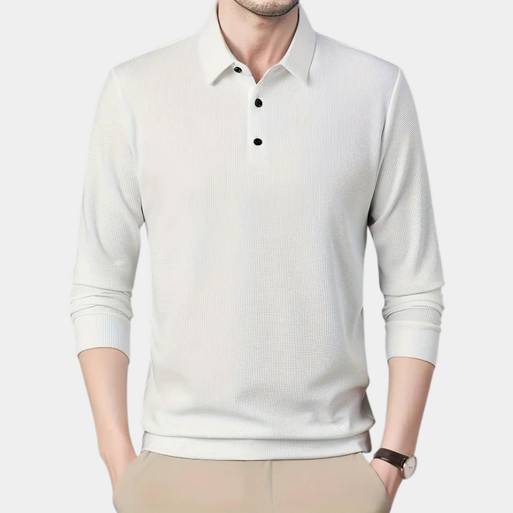 Witte herenpolo met lange mouwen, klassieke kraag en drie zwarte knopen. Stijlvolle casual outfit, ideaal voor lente- en herfstmode.