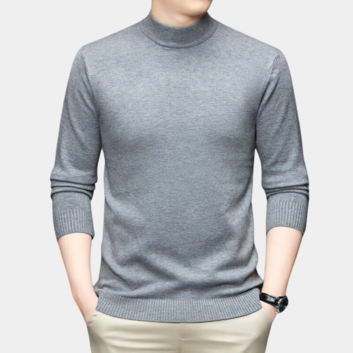 Grijze herentrui met col, lange mouwen en ribgebreide boorden, gedragen door een model. Perfect voor casual en zakelijke outfits.
