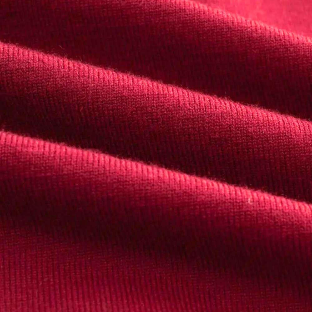 Dieprode katoenen stof close-up, zachte textuur, geschikt voor kleding en interieur, hoogwaardige kwaliteit, duurzaam en ademend materiaal.