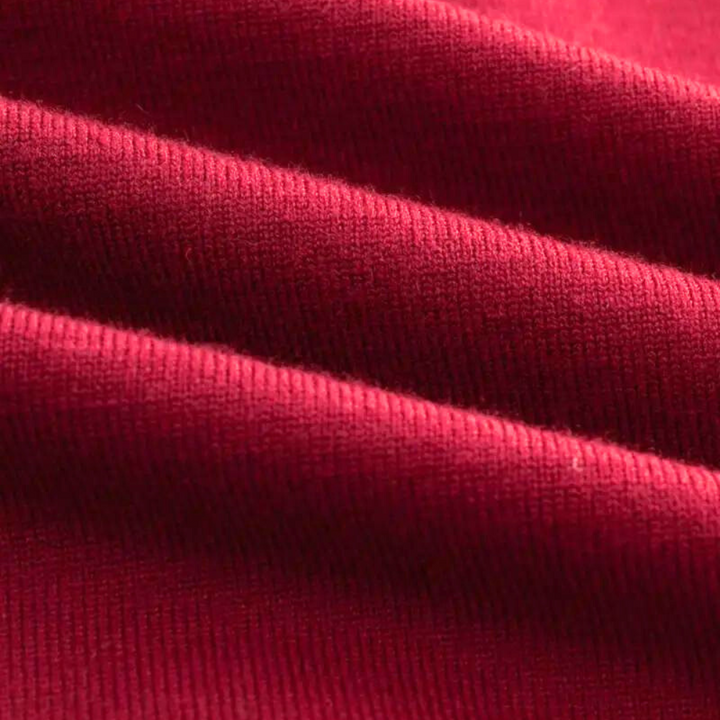 Dieprode katoenen stof close-up, zachte textuur, geschikt voor kleding en interieur, hoogwaardige kwaliteit, duurzaam en ademend materiaal.