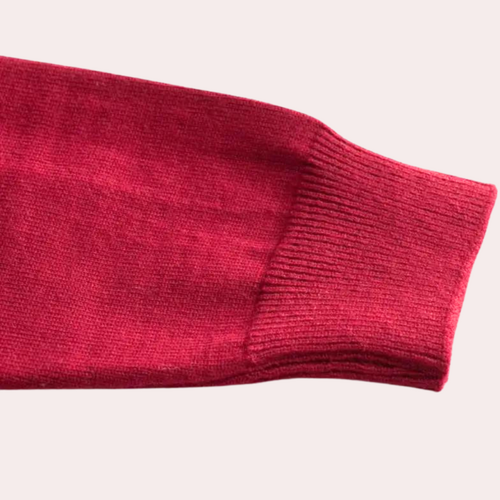 Rode gebreide trui mouw, detailopname. Hoogwaardige wol, comfortabele pasvorm. Perfect voor herfst- en wintermode. Stijlvol en warm.