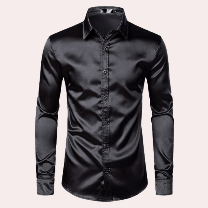 Zwarte satijnen herenoverhemd met lange mouwen, knoopsluiting en klassieke kraag. Perfect voor formele gelegenheden en stijlvolle outfits.