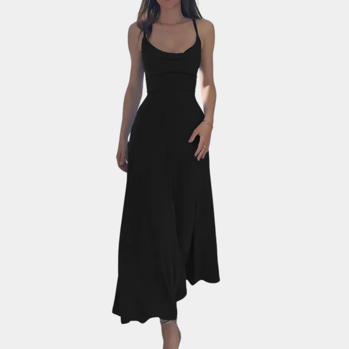 Vrouw in elegante zwarte maxi-jurk met spaghettibandjes, perfect voor avondkleding. Stijlvolle mode voor dames, geschikt voor speciale gelegenheden.