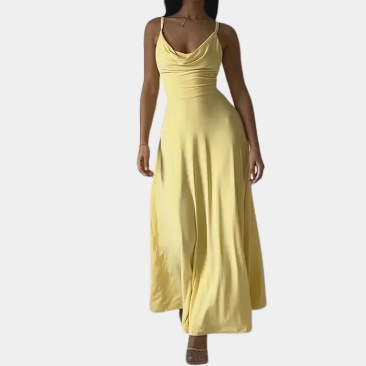 Vrouw in elegante gele maxi-jurk met spaghettibandjes, vloeiende stof. Perfect voor zomerfeesten. Trendy damesmode, stijlvolle avondjurk.