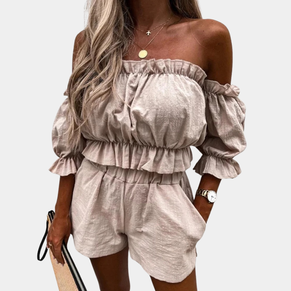 Vrouw in off-shoulder khaki playsuit met ruches, zomermode, strandkleding, casual outfit, trendy dameskleding, accessoires inbegrepen.