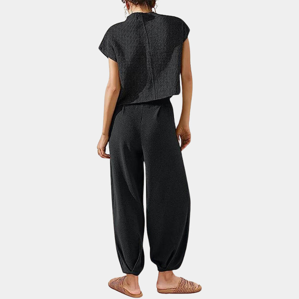 Zwarte dames lounge set, bestaande uit een geribbelde top met korte mouwen en comfortabele broek. Perfect voor casual en stijlvolle outfits.