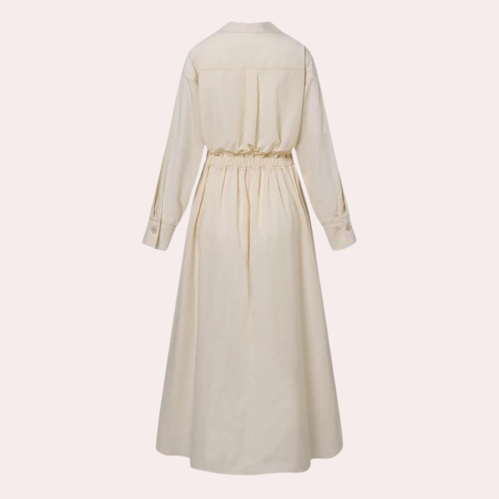Lange crèmekleurige damesjurk met lange mouwen, elastische taille en knoopsluiting, perfect voor casual en formele gelegenheden.