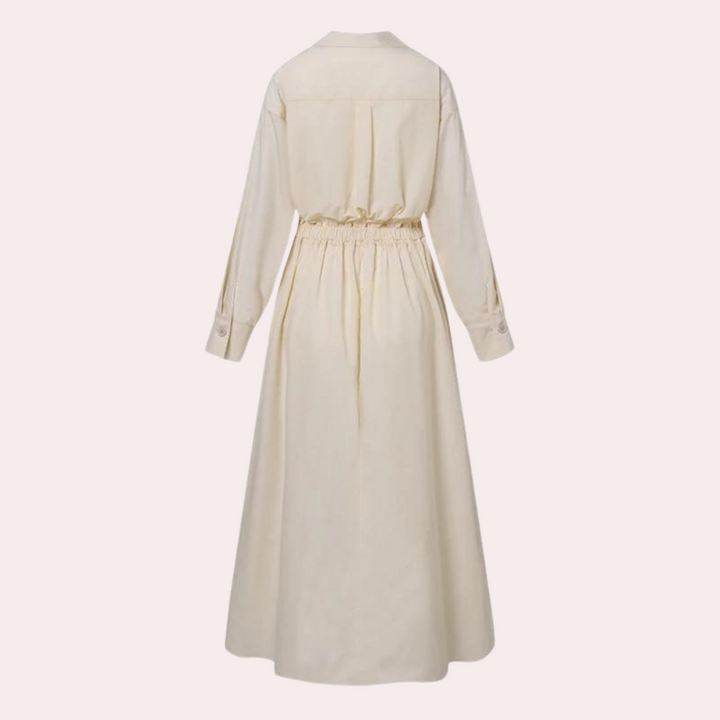 Lange crèmekleurige damesjurk met lange mouwen, elastische taille en knoopsluiting, perfect voor casual en formele gelegenheden.