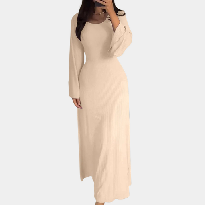 Lange beige jurk met lange mouwen, elegante pasvorm, geschikt voor casual en formele gelegenheden. Perfect voor modieuze dames.