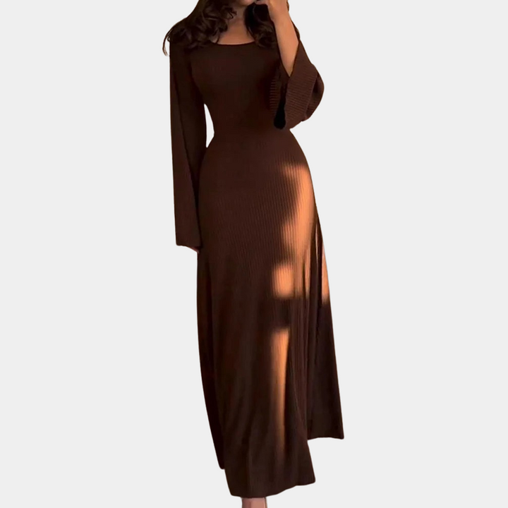 Donkerbruine maxi-jurk met lange mouwen en vierkante halslijn, elegante damesmode, geschikt voor herfst- en winterseizoenen.