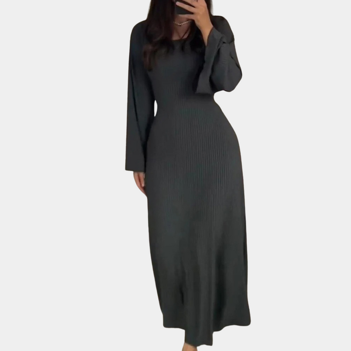 Donkergrijze maxi-jurk met lange mouwen, geribbelde stof, elegante pasvorm. Perfect voor herfstmode, dameskleding, stijlvolle outfit.