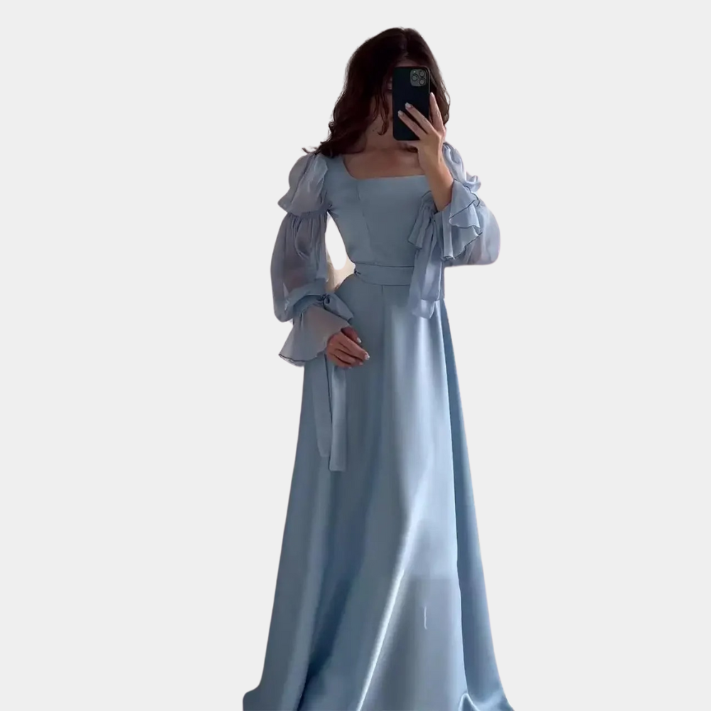 Lichtblauwe avondjurk met lange pofmouwen en vierkante halslijn, elegante damesmode, perfecte keuze voor formele gelegenheden.