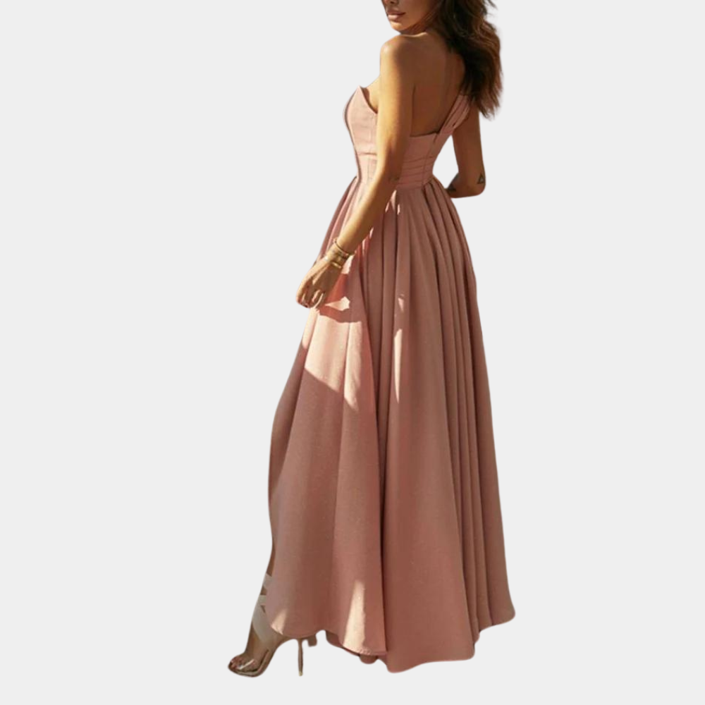 Roze avondjurk met lange rok en spaghettibandjes, gedragen door een vrouw. Perfect voor bruiloften en gala's. Elegante damesmode.