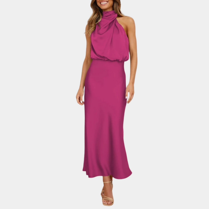 Vrouw in elegante roze halterjurk, vloerlengte, met blote schouders. Perfect voor avondkleding, bruiloften, galajurken. Stijlvol en modieus.