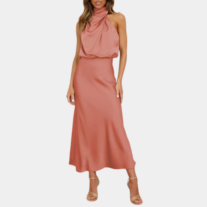 Vrouw in elegante, roze satijnen halterjurk met lange rok, perfect voor avondkleding. Stijlvolle mode, chique dameskleding, trendy outfit.