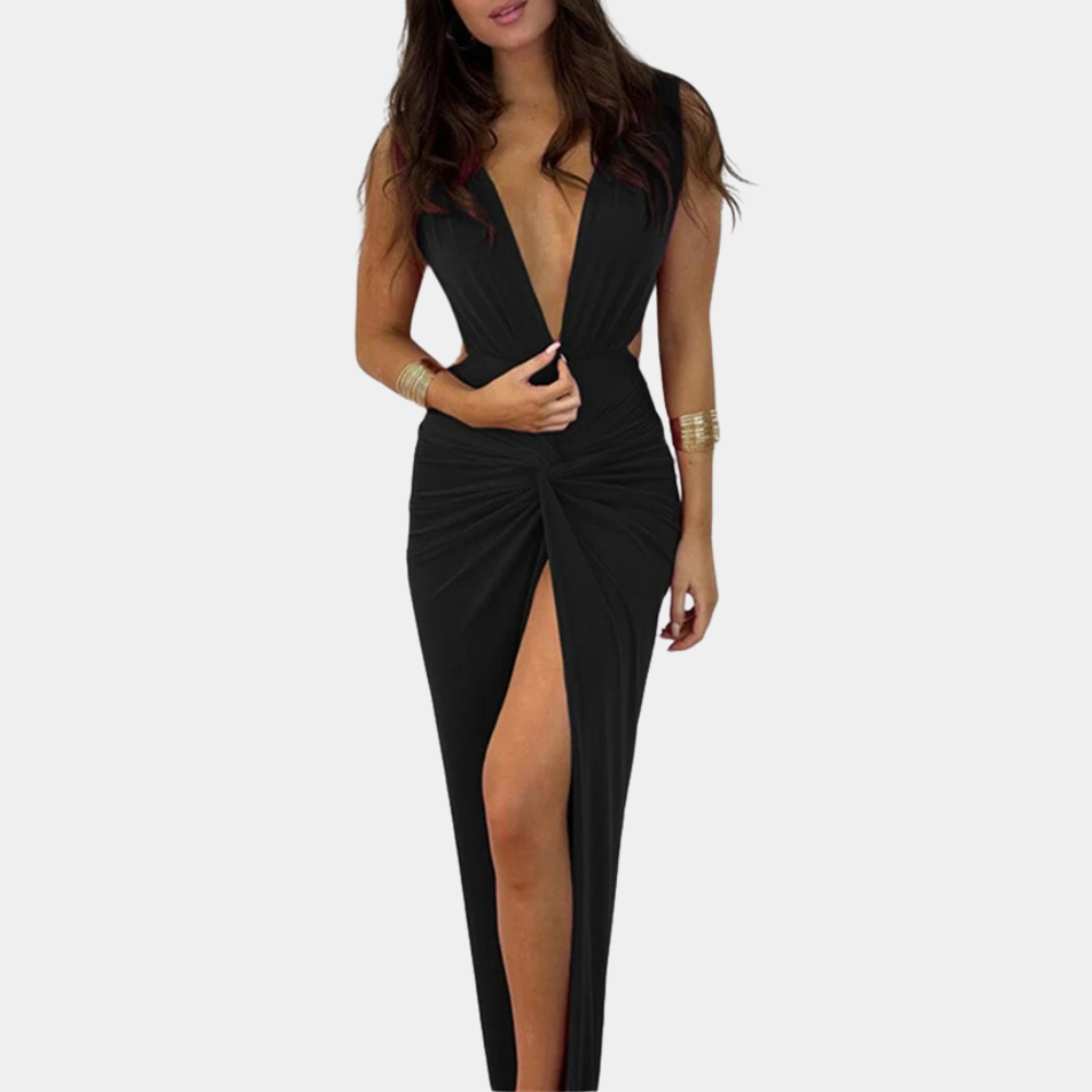 Elegante zwarte avondjurk met diepe V-hals en hoge split, gedragen door model. Perfect voor galafeesten en speciale gelegenheden.