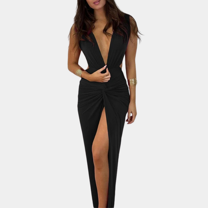 Elegante zwarte avondjurk met diepe V-hals en hoge split, gedragen door model. Perfect voor galafeesten en speciale gelegenheden.
