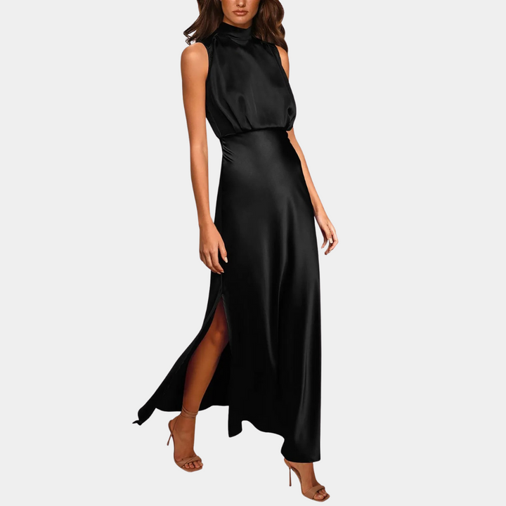 Elegante zwarte satijnen avondjurk met hoge hals en zijsplit, perfect voor formele gelegenheden. Stijlvolle damesmode, chique avondkleding.