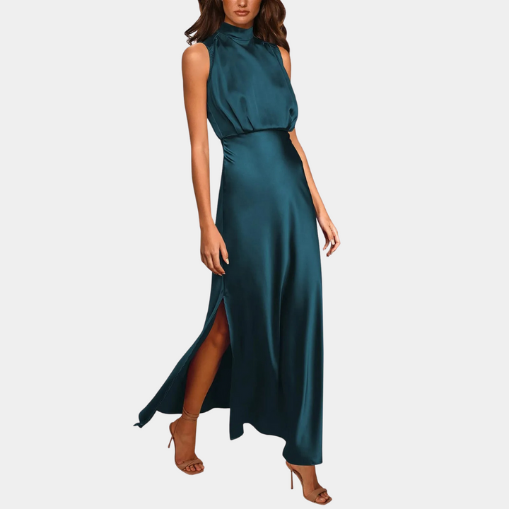 Elegante blauwe satijnen maxi-jurk met hoge hals en zijsplit, perfect voor avondkleding en formele gelegenheden.