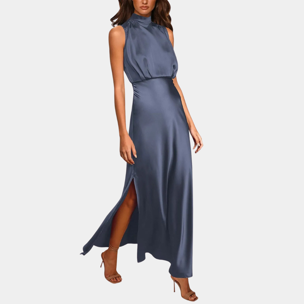 Elegante marineblauwe satijnen avondjurk met hoge hals en zijsplit, perfect voor formele gelegenheden. Stijlvolle damesmode, luxe uitstraling.