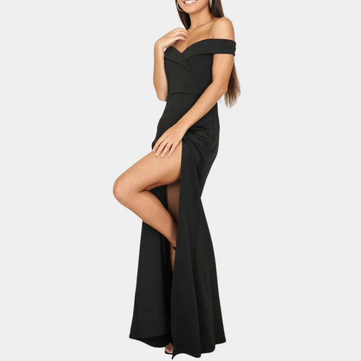Elegante zwarte off-shoulder avondjurk met hoge split, perfect voor gala's en formele evenementen. Stijlvolle damesmode, chique avondkleding.