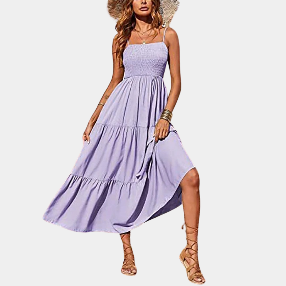 Vrouw in lila zomerjurk met strohoed, boho-stijl, mouwloos, lange rok, strandkleding, casual mode, trendy dameskleding.
