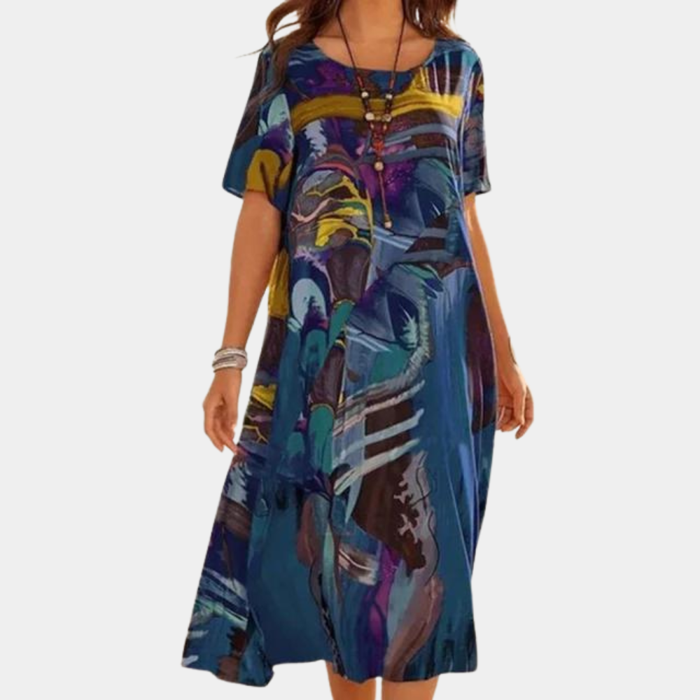 Vrouw in kleurrijke, abstracte blauwe jurk met korte mouwen en ronde hals, perfect voor zomer en casual mode. Trendy dameskleding.