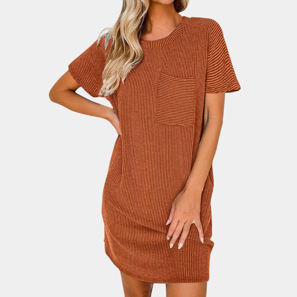 Vrouw in casual bruin geribd T-shirt jurk met korte mouwen en borstzak, modieuze dameskleding, comfortabele zomeroutfit.
