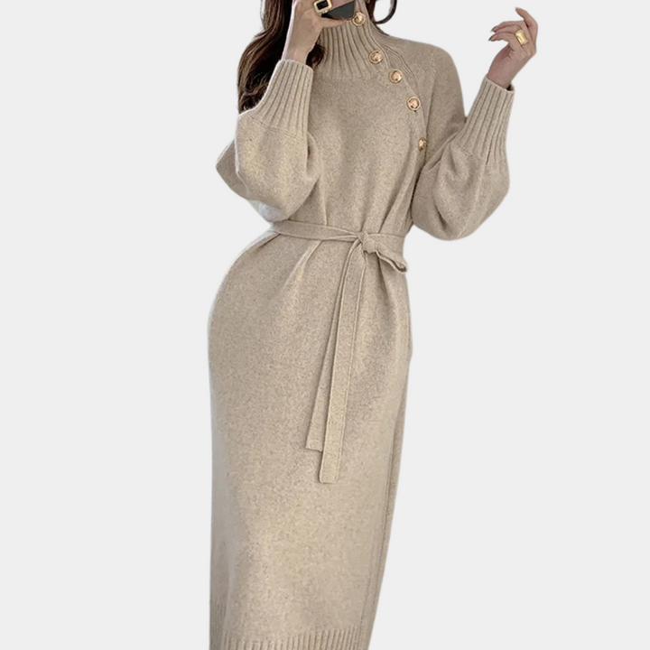 Beige gebreide jurk met knopen en ceintuur, lange mouwen, elegante damesmode, herfst winter outfit, stijlvolle kleding, comfortabele pasvorm.