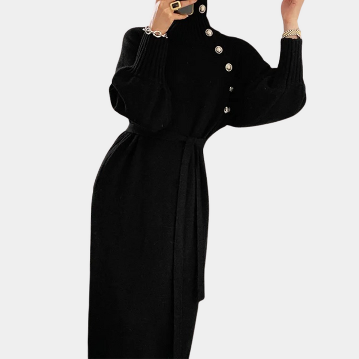 Zwarte wollen jurk met hoge kraag, knoopdetails en ceintuur. Elegante damesmode, herfst- en winterkleding, stijlvolle zwarte jurk.