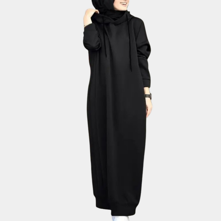 Zwarte lange jurk met capuchon, gemaakt van georgette stof. Modest fashion, comfortabele pasvorm, ideaal voor dagelijks gebruik en speciale gelegenheden.