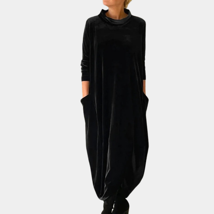 Zwarte oversized damesjurk met lange mouwen en zakken, gemaakt van fluweel. Ideaal voor casual en stijlvolle gelegenheden. Comfortabele pasvorm.