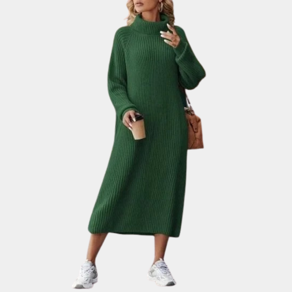Groene gebreide midi-jurk met coltrui, lange mouwen en casual pasvorm, gedragen door model met witte sneakers en koffiebeker.
