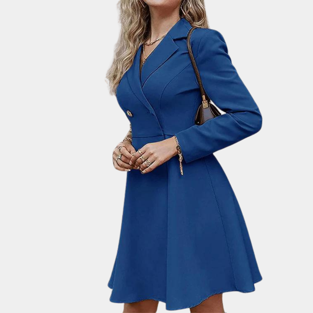 Vrouw in elegante blauwe blazerjurk met lange mouwen, knoopsluiting en A-lijn rok. Perfect voor zakelijke en formele gelegenheden.
