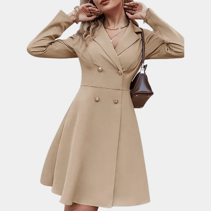 Vrouw in elegante camel blazerjurk met dubbele knopen, lange mouwen en V-hals. Modieuze dameskleding, geschikt voor zakelijke en casual gelegenheden.