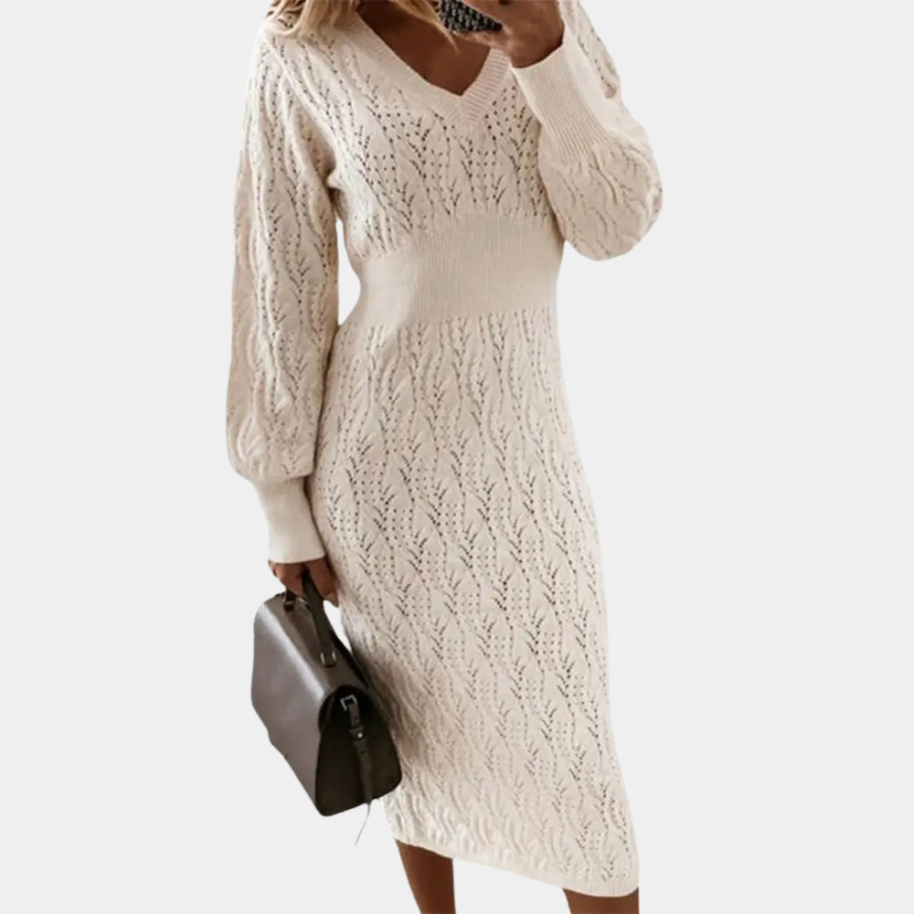 Vrouw in elegante, gebreide witte jurk met V-hals en lange mouwen, draagt bruine handtas. Modieuze dameskleding, herfst/winter stijl.