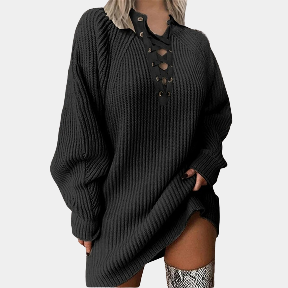 Vrouw in zwarte gebreide oversized trui met veterhals, modieuze herfst- en winterkleding, trendy damesmode, comfortabele casual stijl.
