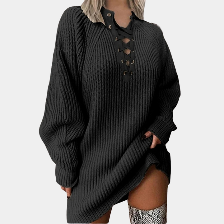 Vrouw in zwarte gebreide oversized trui met veterhals, modieuze herfst- en winterkleding, trendy damesmode, comfortabele casual stijl.