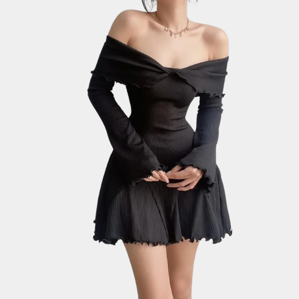 Zwarte off-shoulder jurk met lange mouwen en geribbelde stof, geschikt voor avondkleding. Elegante en trendy damesmode.