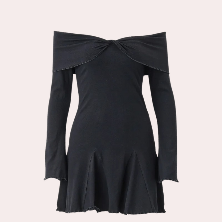 Zwarte off-shoulder jurk met lange mouwen en gedrapeerde halslijn, elegante avondjurk, damesmode, trendy kleding, feestjurk.