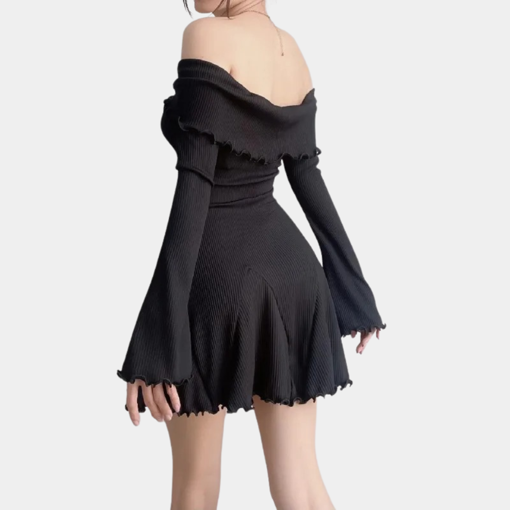 Zwarte off-shoulder jurk met lange mouwen en uitlopende rok, geribbelde stof, elegante damesmode, trendy kleding, stijlvolle avondjurk.