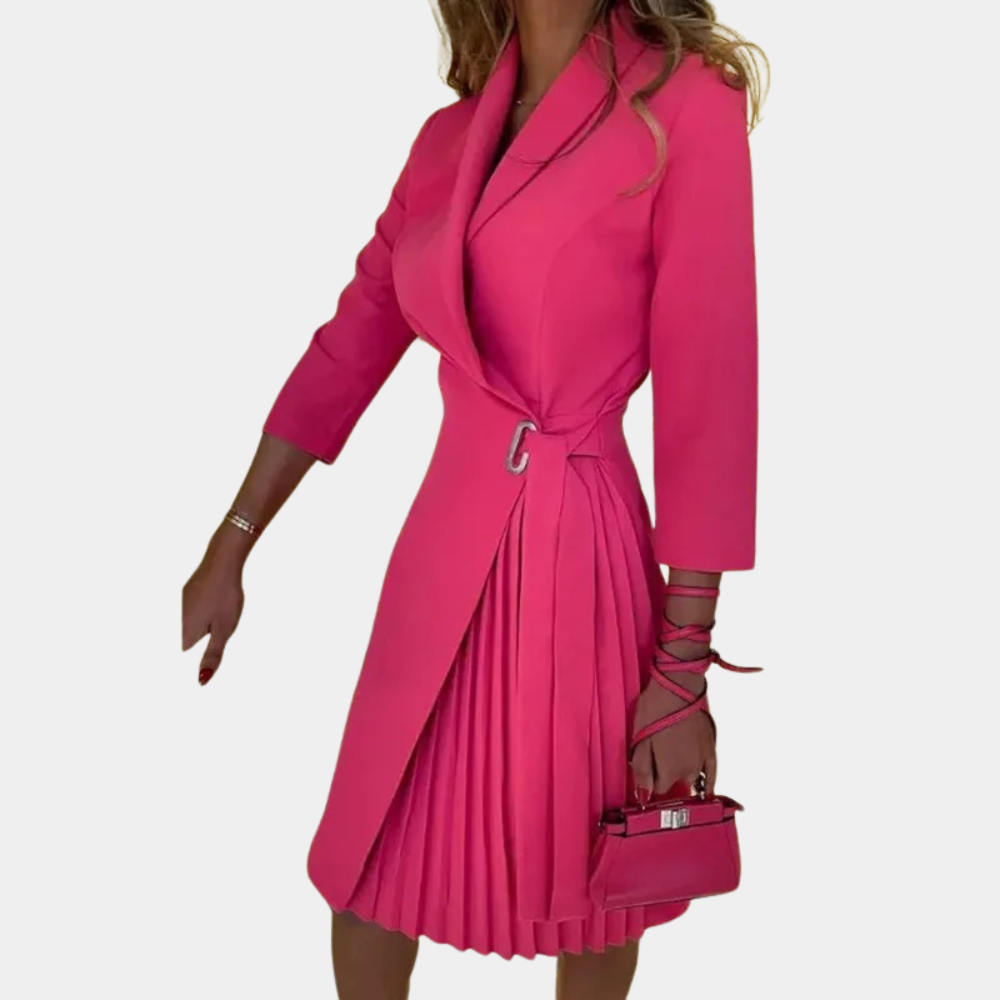 Roze damesjurk met plissérok en ceintuur, driekwart mouwen, elegante uitstraling. Perfect voor modieuze gelegenheden. Trendy damesmode.