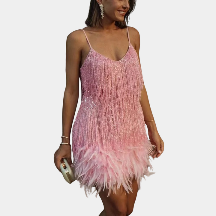 Vrouw in roze paillettenjurk met veren, spaghetti bandjes, elegante avondkleding, feestjurk, modieuze outfit, clutch in hand.