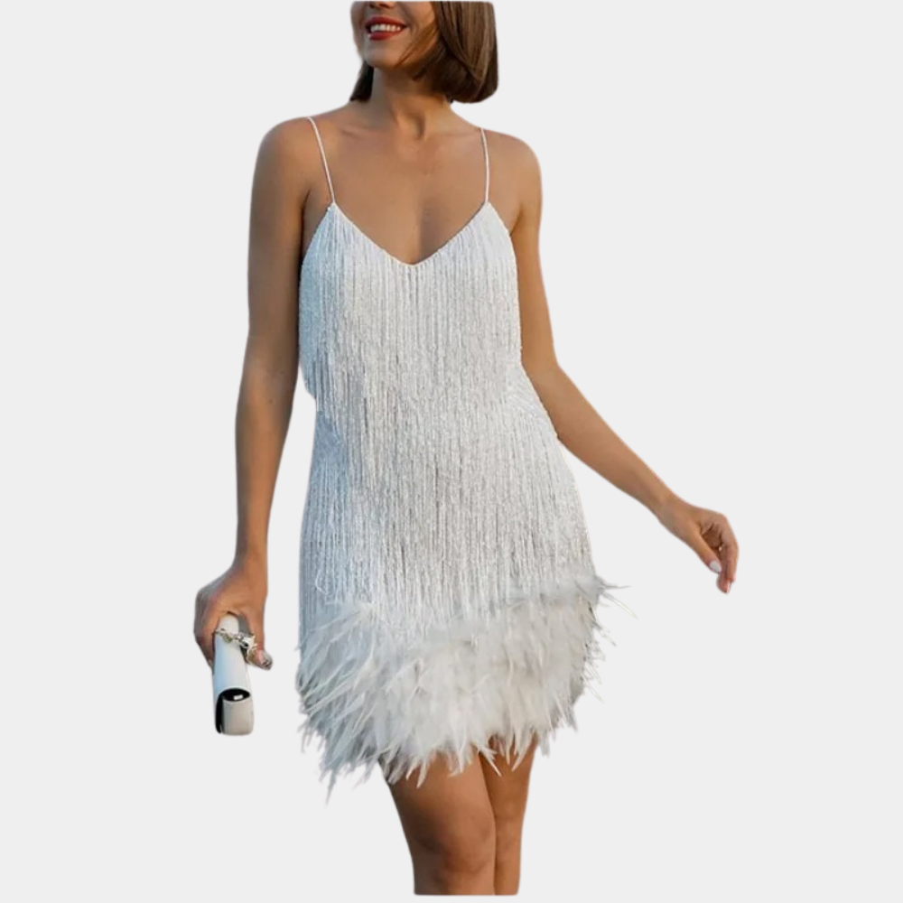 Vrouw in elegante witte jurk met veren en dunne bandjes, perfect voor feestelijke gelegenheden. Trendy mode, avondjurk, dameskleding.